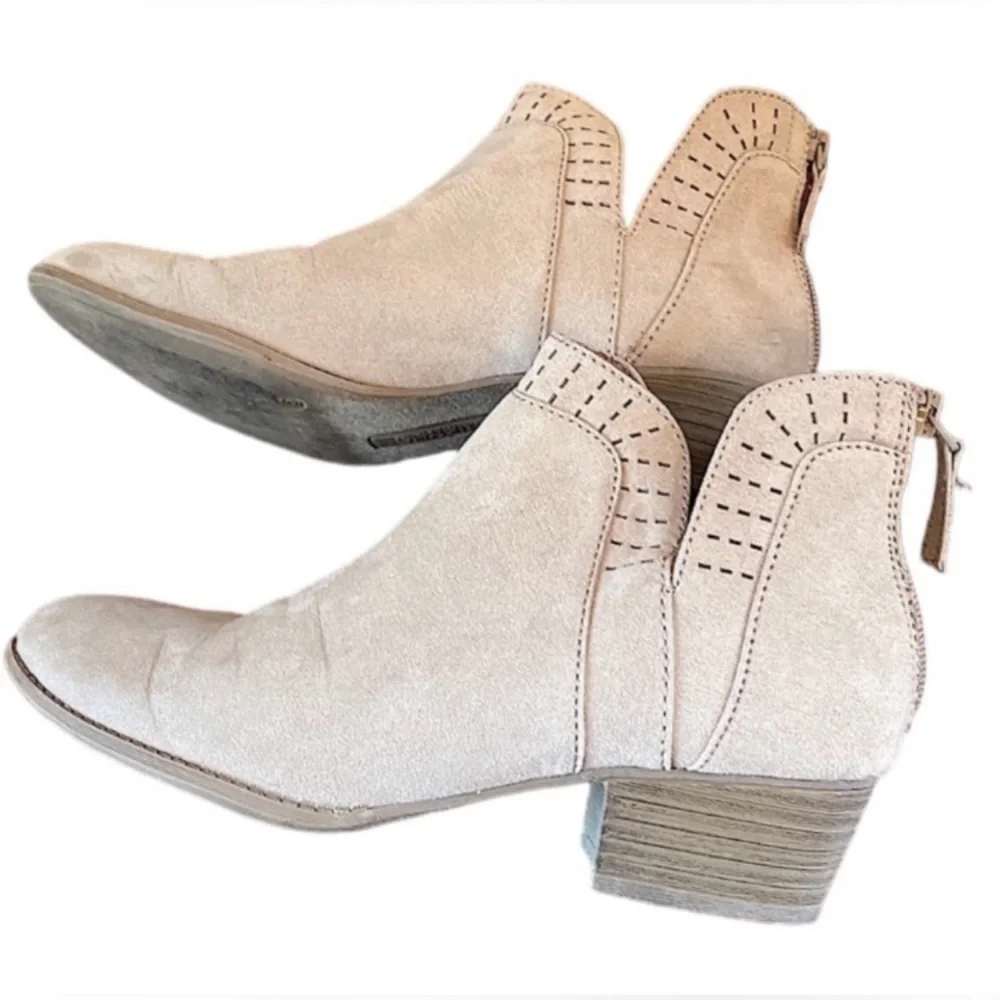 Arizona Jeans Co Memory Foam Cream SZ 6 Coastal Cowgirl Chic Suede Ankle Boots